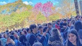 Los estudiantes de la UNL debieron interrumpir el dictado de clases por una explosión.&nbsp;