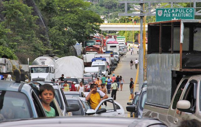 Automovilistas atrapados por un atasco de tránsito cerca del balneario internacional de Acapulco.