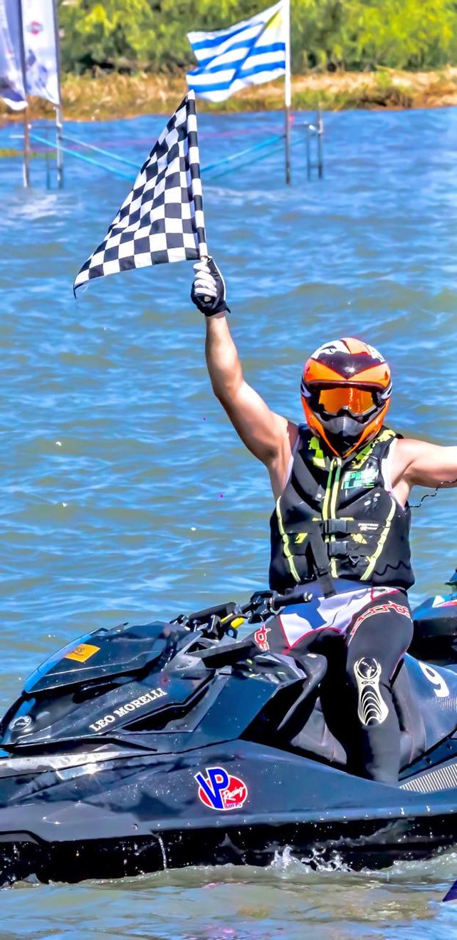Morelli, adem&aacute;s de ser campe&oacute;n en moton&aacute;utica, ataj&oacute; en varios clubes.