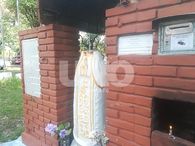 Fieles buscan la cabeza de una virgen decapitada en la Costanera