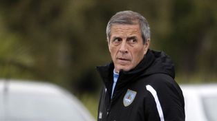 Custodian la casa del t&eacute;cnico de la selecci&oacute;n uruguaya tras el ataque contra su esposa
