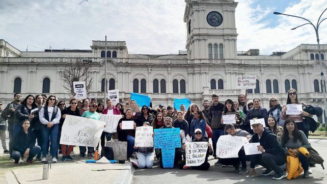 Docentes Autoconvocados expresaron malestar por errores en liquidación de sueldos y por débil representación de Agmer. Acusan al gremio de hacer los deberes. El petitorio