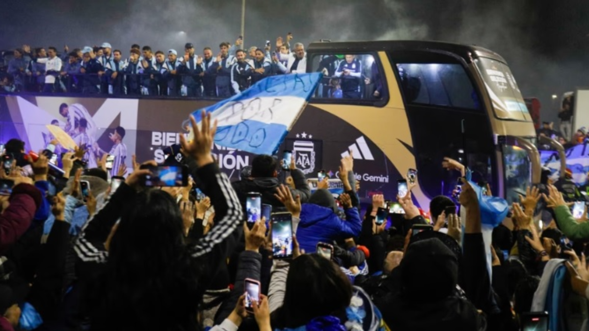 Caravana y micro descapotable: cómo fue el emotivo recibimiento a la selección argentina en Ezeiza