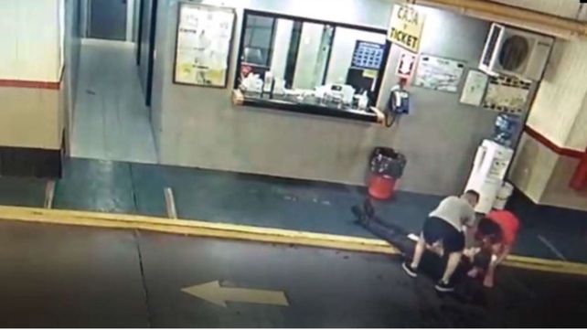 El empleado cayó al piso tras el ataque. (Foto: captura de video)