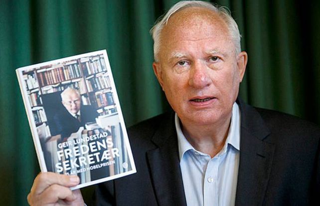 Objetor. Geir Lundestad muestra su libro “La paz del secretario”.