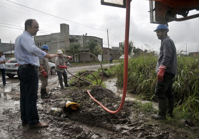 Por la emergencia hídrica más de 30 cuadrillas realizan trabajos de zanjeo y desobstrucción