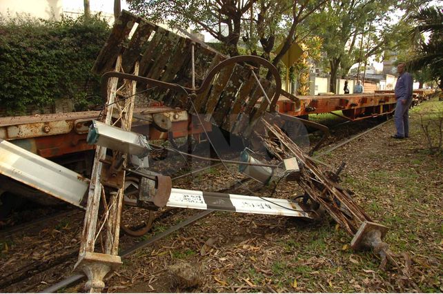 Devastador. Los dos últimos vagones estilo plataforma de la formación