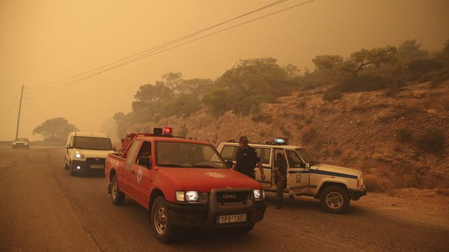 El mayor incendio de la década en Grecia deja numerosos muertos, casas y vehículos destruidos