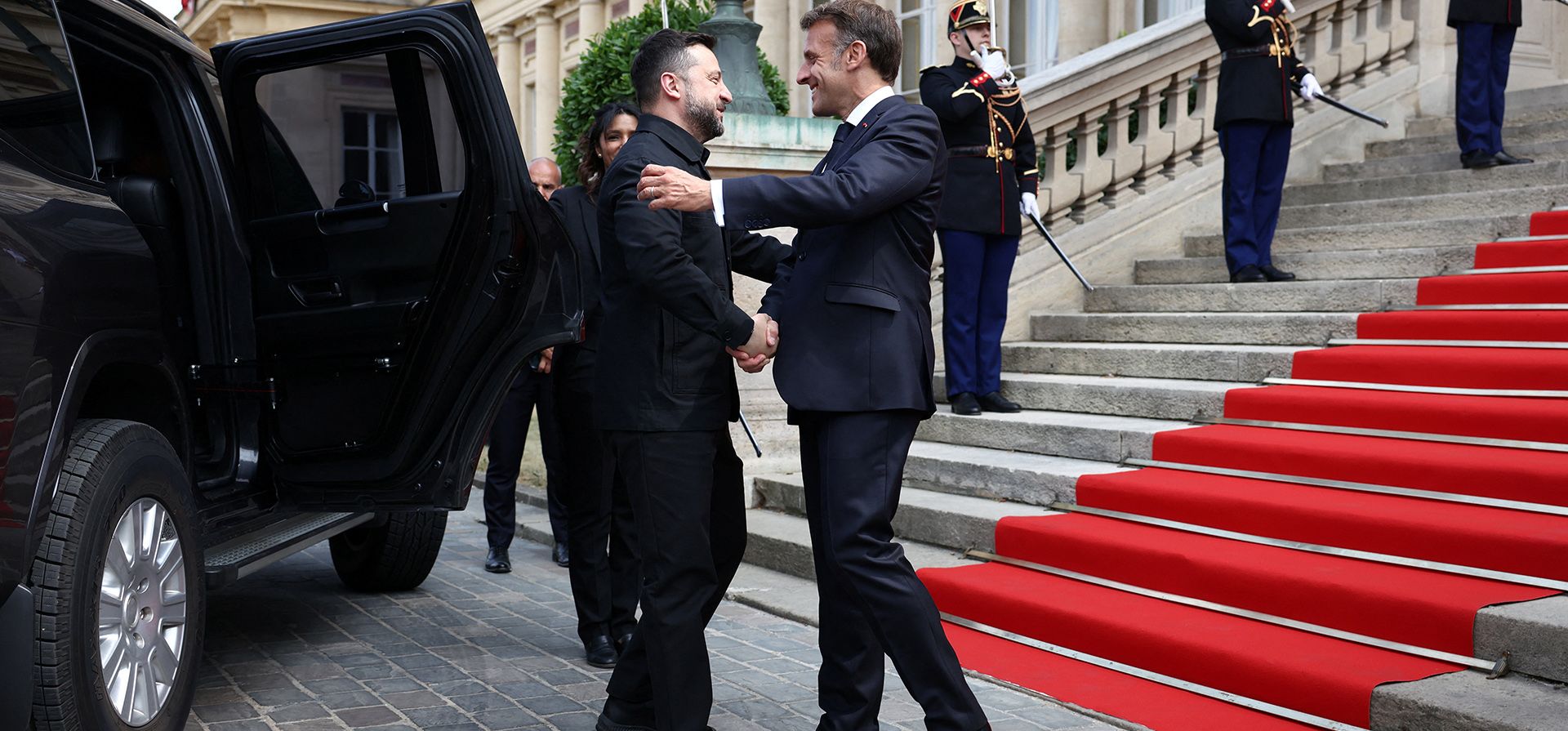 El presidente francés Emmanuel Macron, a la derecha, estrecha la mano del presidente ucraniano Volodymyr Zelenskyy durante una reunión en París, Francia, el lunes 13 de julio de 2026. (Tom Nicholson/Pool Photo vía AP) El presidente francés Emmanuel Macron, a la derecha, estrecha la mano del presidente ucraniano Volodymyr Zelenskyy durante una reunión en París, Francia, el lunes 13 de julio de 2026. (Tom Nicholson/Pool Photo vía AP)