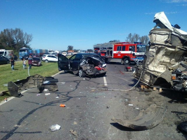 Autopista Santa Fe - Rosario: choque en cadena de dos autos y dos camiones