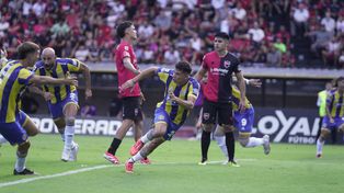 Alegría auriazul. El delantero oriundo de Clorinda abrió el marcador y lo festeja enloquecido. Juan Komar y Carlos Quintana buscan asociarse a la celebración del juvenil.