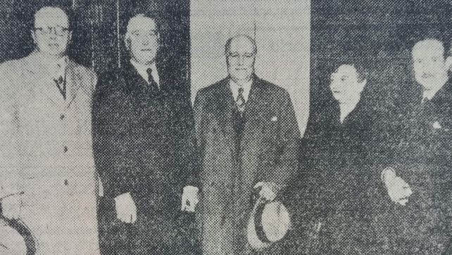 El ex presidente Agustín P. Justo en el medio de la foto a su llegada Rosario junto a su esposa