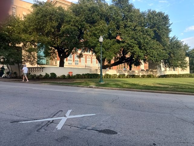 El escenario donde mataron a John Kennedy sigue exactamente igual como el día del asesinato.