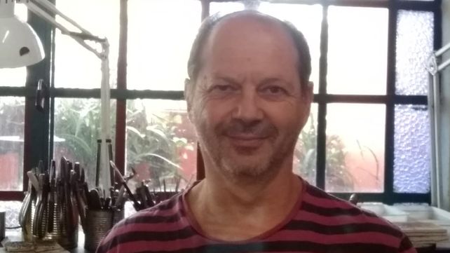 Miguel Cocho Tomé es un rosarino que se considera un autodidacta en las artes de la orfebrería y la joyería.