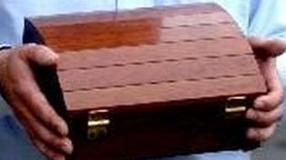 Tiró las cenizas de su esposa por el inodoro porque le hacía la vida imposible
