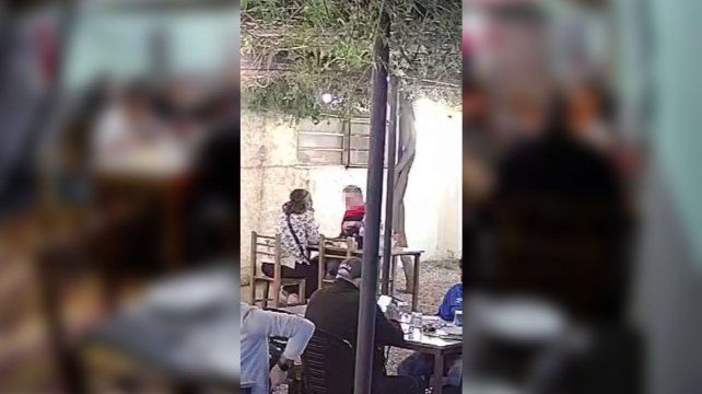 El hombre y la mujer fueron filmados en la parrilla de Gutenberg al 900.