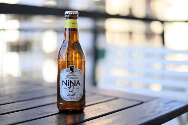 Nina Q es la primera agua tónica artenal producida en Rosario desde el año 2018.