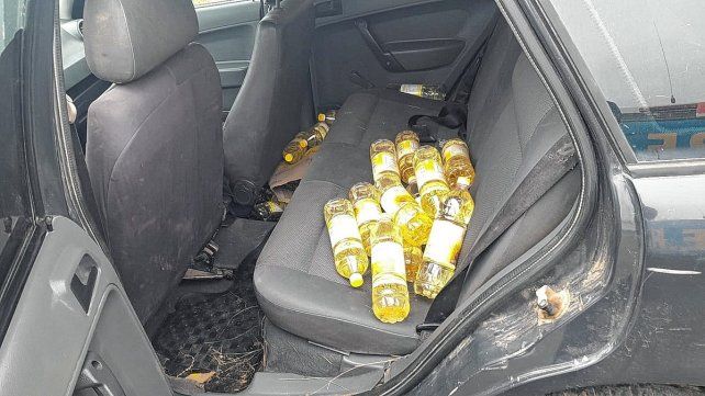 Camión volcó, perdió su carga de aceite y se robaban las botellas