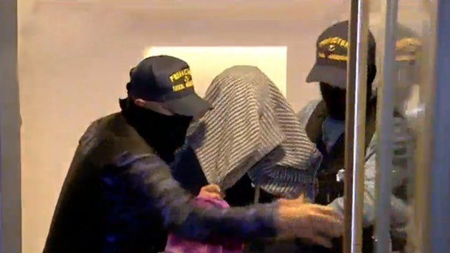 Arrestado. El narco es sacado el miércoles del edificio de Dorrego 1355.