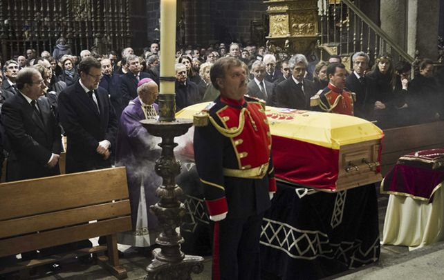 Descanso final. El féretro de Adolfo Suárez cubierto con la bandera española en la catedral de Avila.