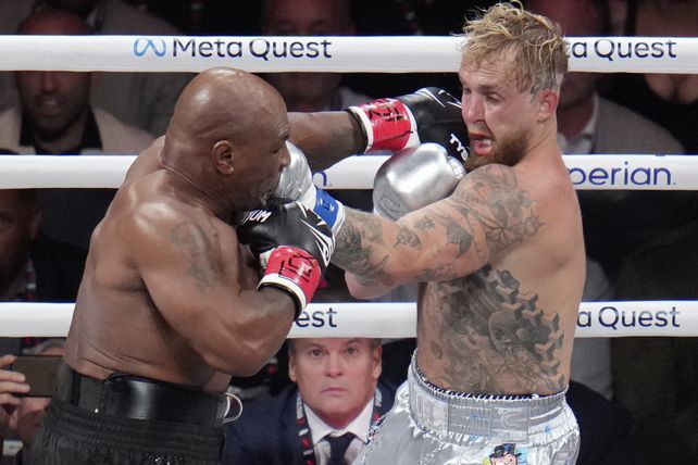 Jake Paul y Mike Tyson, en pleno combate.