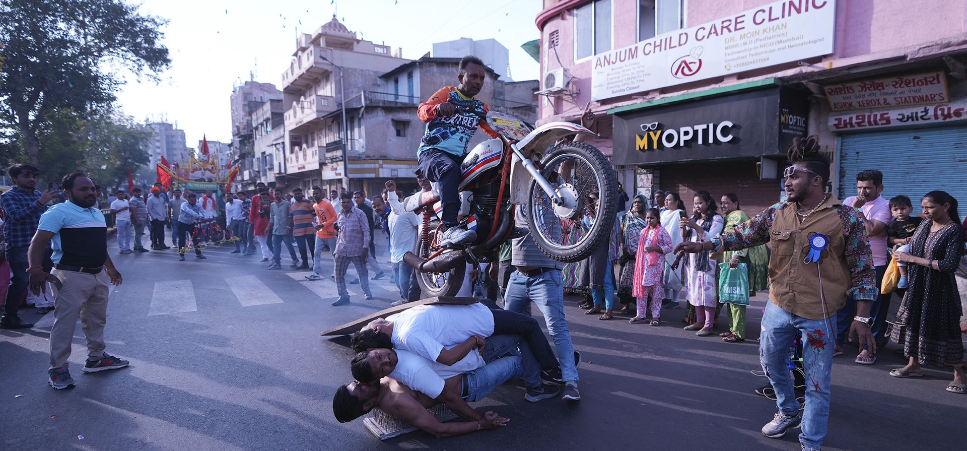 Un hombre realiza una acrobacia en motocicleta durante una procesión religiosa de la diosa hindú Bhadrakali en Ahmedabad, India, el miércoles 26 de febrero de 2025. (Foto AP/Ajit Solanki)