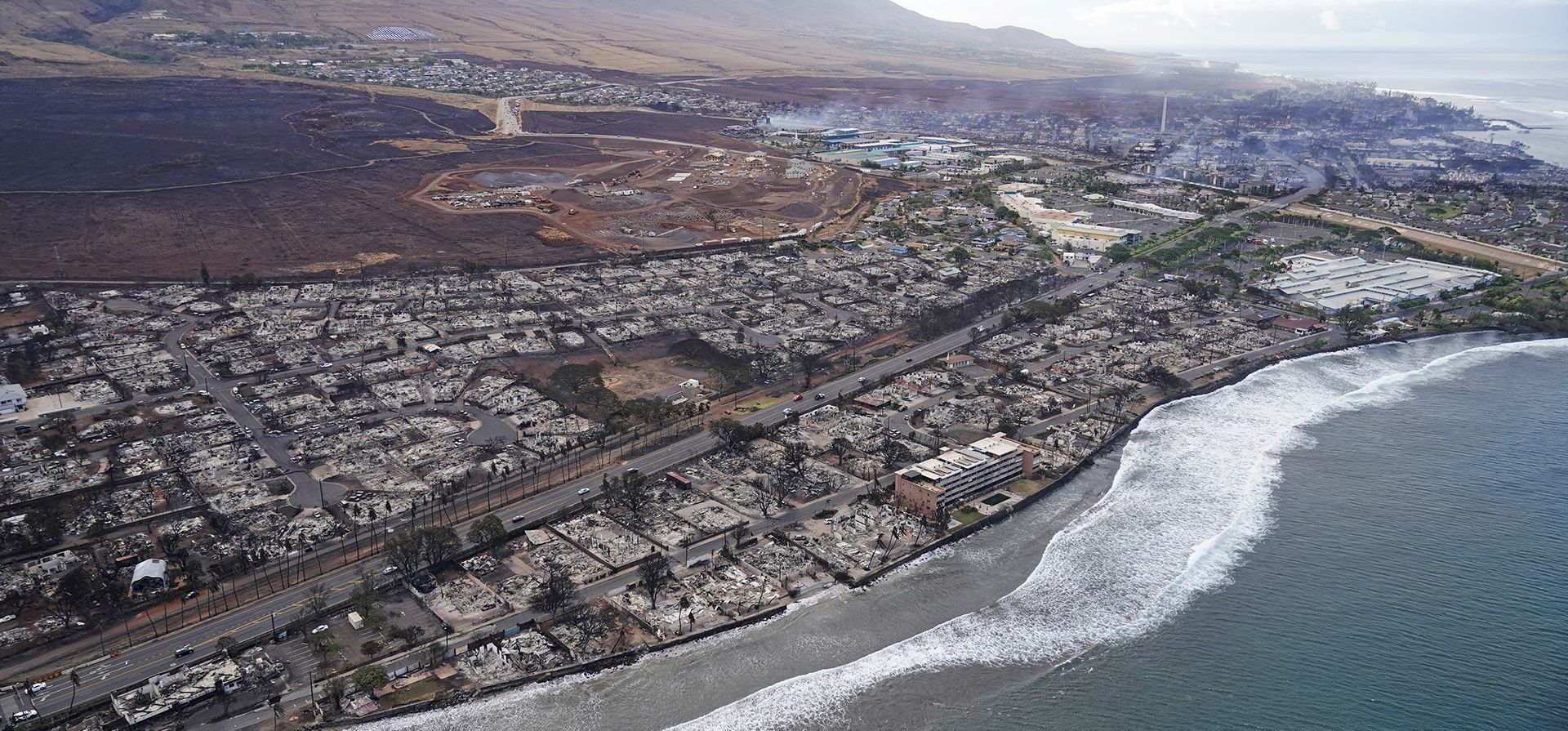 Una vista general muestra las secuelas de un incendio forestal en Lahaina, Hawái, el jueves 17 de agosto de 2023. El gobernador de Hawái prometió proteger a los terratenientes locales de ser Una vista general muestra las secuelas de un incendio forestal en Lahaina, Hawái, el jueves 17 de agosto de 2023. El gobernador de Hawái prometió proteger a los terratenientes locales de ser