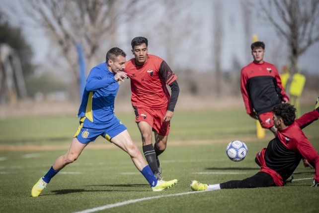Marco Ruben define ante la salida del arquero de Colón. El goleador marcó en los dos partidos que Central jugó en Arroyo Seco.