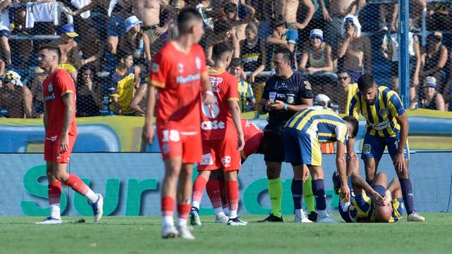 En el piso. El zaguero central Carlos Quintana sufrió el pisotón de Sporle y debió salir. Por suerte