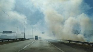 Quema de pastizales: sofocaron dos incendios en los ingresos a las autopistas a Buenos Aires y Córdoba