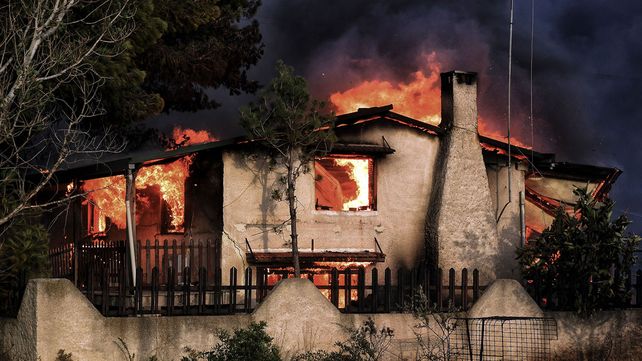 El mayor incendio de la década en Grecia deja numerosos muertos, casas y vehículos destruidos