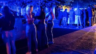 La multaron por una fiesta clandestina y como no puede pagar le embargaron el sueldo por un año