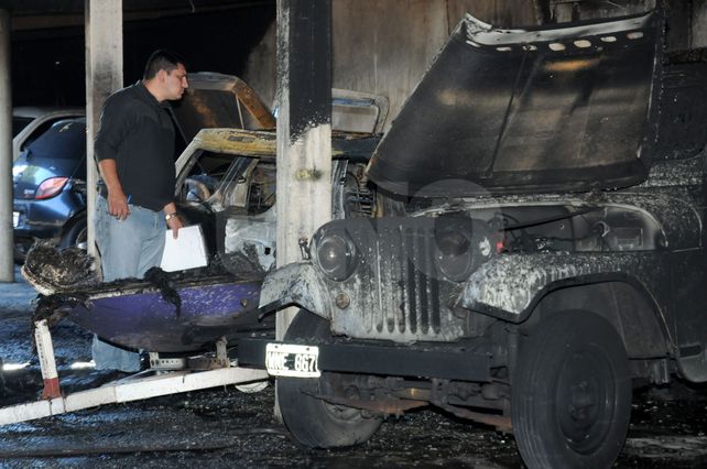 Cinco autos quemados por un incendio intencional