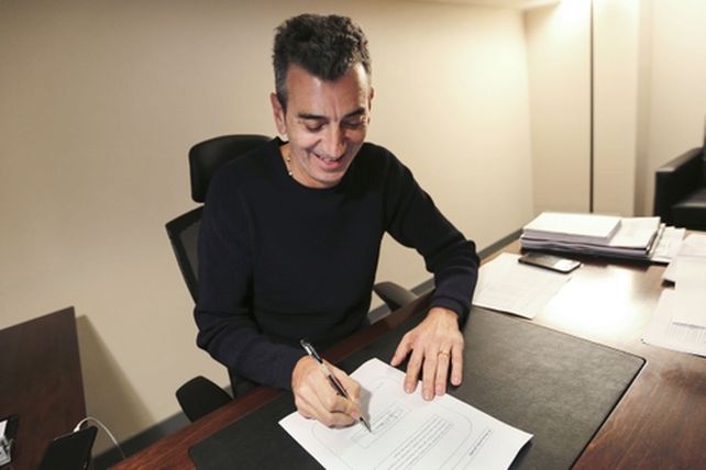 Randazzo firma su candidatura.