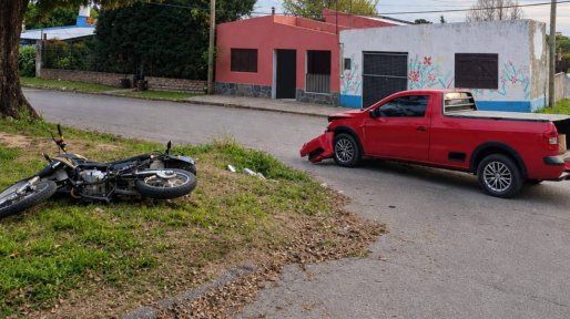 Victoria: un joven motociclista sufrió una grave fractura en un choque