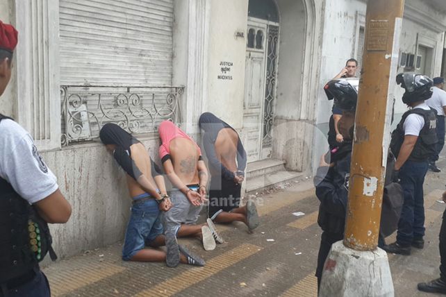 Perseguidos y atrapados con un arma de guerra en Bº Candioti