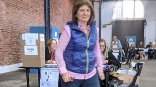 Patricia Bullrich votó temprano y evitó el contacto con los medios
