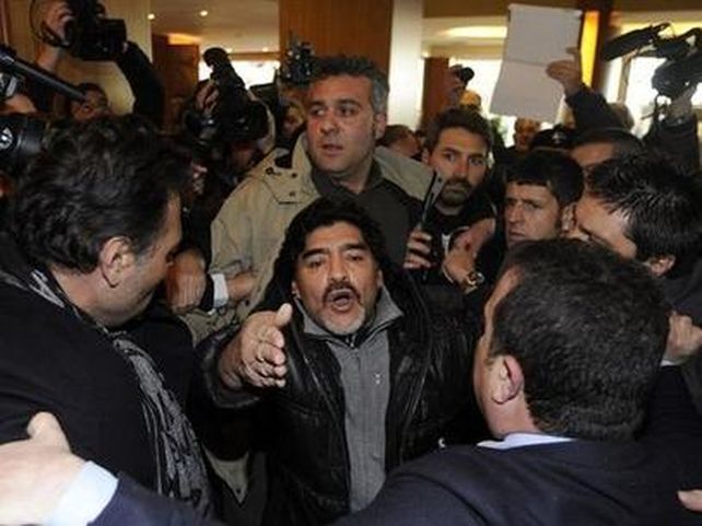 Maradona, otra vez violento, agredió a golpes y patadas a un fotógrafo
