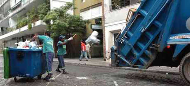 Medio Rosario sin recolecci&oacute;n de basura por el festejo de Moyano
