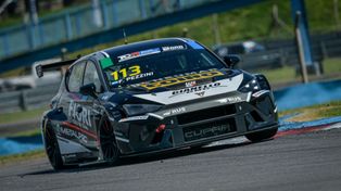 Pezzini circula con autoridad por el asfalto del Fangio rosarino. El TCR South América inició la temporada con el GP Paladini.