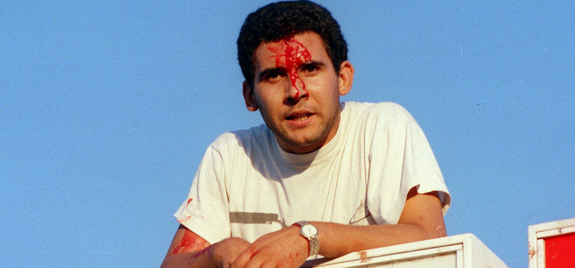 19/12/2001. Dos hermanos, propietarios de una carnicería de Bv. Avellaneda y Gálvez, terminaron con sus cabezas partidas tras una batalla a piedrazos con un grupo de manifestantes enardecidos que intentó arrancar las persianas del comercio.