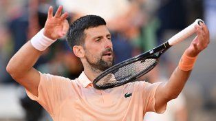 Djokovic avanzó a la tercera ronda en Roland Garros tras vencer a Royer