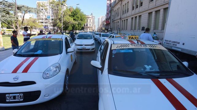 Taxistas de Paraná cortan calles para poder aumentar tarifa