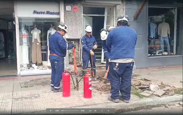 Operarios de Litoral Gas trabajan frente al edificio de Alberdi al 700