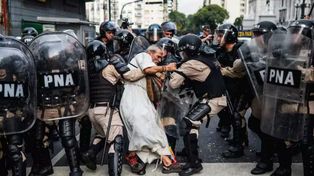 a detención del cura Jorge “Chueco” Romero durante una protesta de jubilados.
