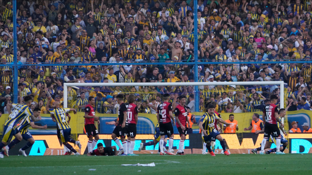 Malcorra inicia el alocado festejo tras embocarla de tiro libre. El Gigante es un mismo grito de gol.