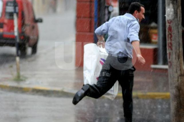 Llegó la lluvia y aún rige un alerta por tormentas fuertes para Santa Fe