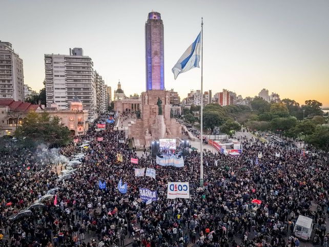 Una multitudinaria marcha universitaria pidió en Rosario que se cumpla la ley de financiamiento