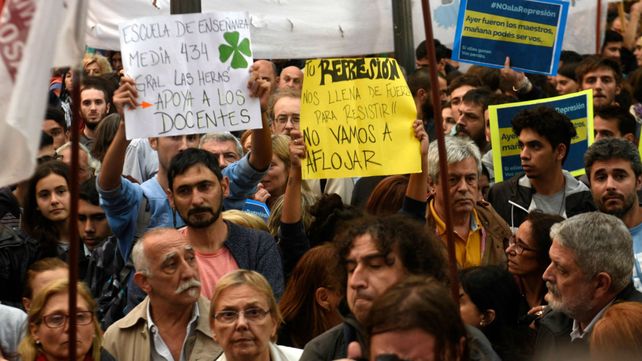 Los docentes marchan en Rosario desde la plaza 25 de Mayo a la plaza San Martín