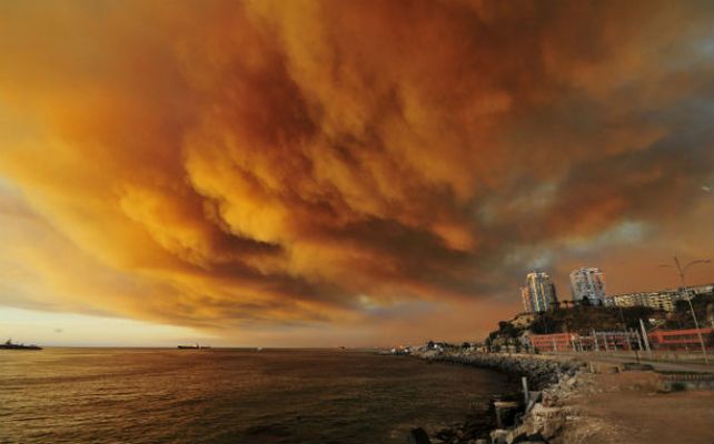 Las nubes de humo sobre Valparaíso conformaban una particular postal ayer a la tarde. La ciudad Patrimonio de la Humanidad sufrió el segundo incendio en menos de un año.